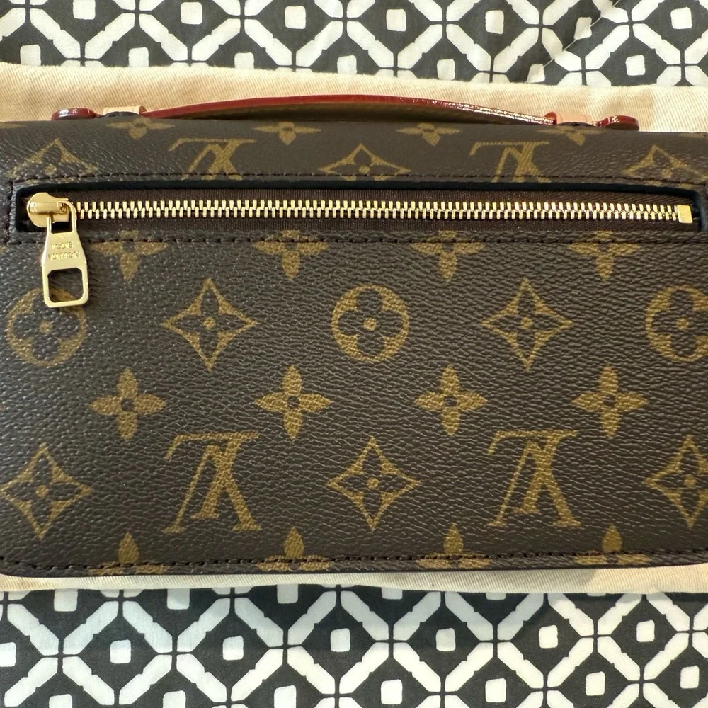 Louis Vuitton Pochette Métis East West in Monogram - Picture 3 of 13